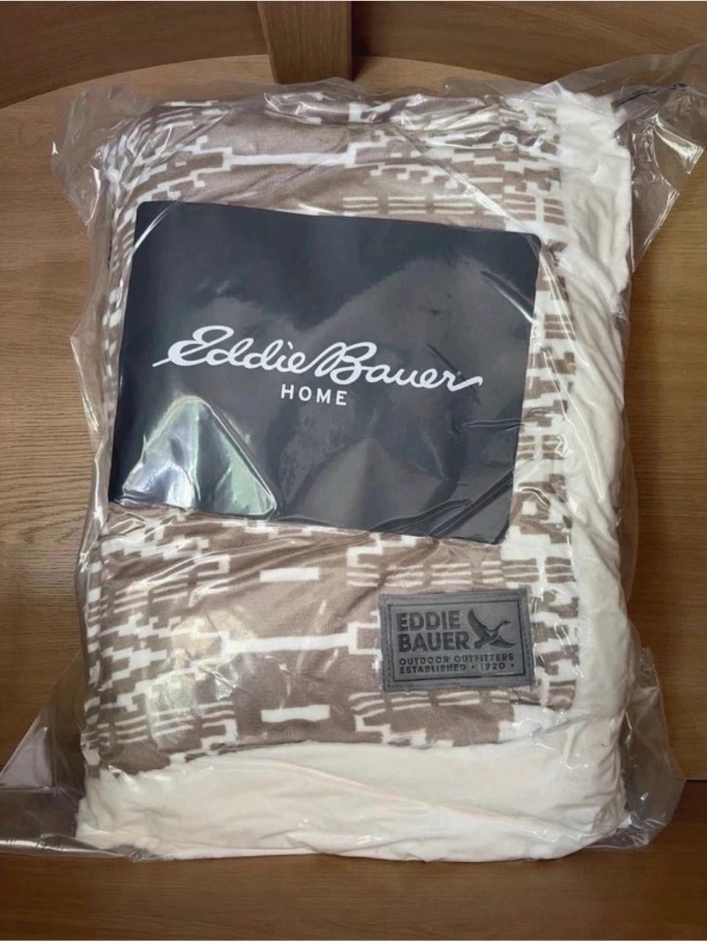NWT•Eddie Bauer Reversible Sherpa Blanket | Tan/White | 50”